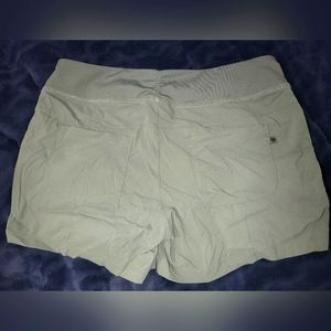 Womens Mountain hardwear Dynama 6" shorts